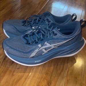 ASICS Men's Gray and Blue Athletic Shoes Superblast 2 — Gently used